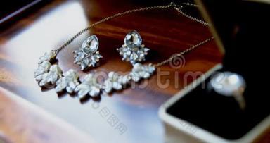 结婚钻石戒指、<strong>钻石项链</strong>和耳环4K4k